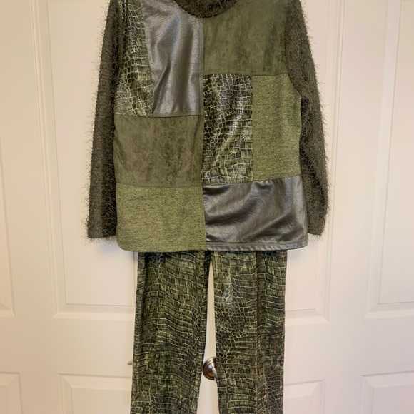 2 Piece-ERIC RYAN SPORT Green Faux Leather outfit, Size 10 - Picture 8 of 14